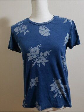 blue floral print t-shirt